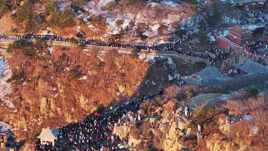 春节期间，泰山景色美，人气旺