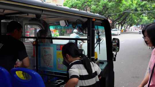 旅客乘坐城市观光游览车视频素材模板下载