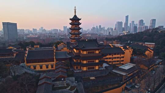 航拍清晨的南京鸡鸣寺和古城墙
