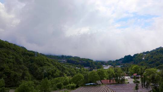 夏天大山里乡村云雾翻滚