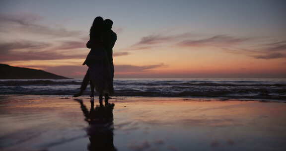 情侣、剪影和舞蹈或手牵手在海滩上结合、水