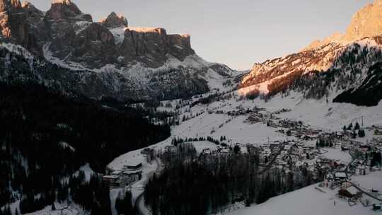 冬天日出雪山山村