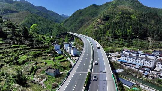 山区公路村庄鸟瞰风景