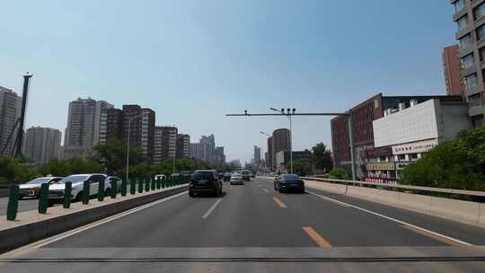 开车行驶在北京城市公路  大都市开车