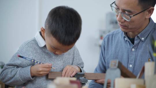 父亲教儿子做木工DIY动手能力培养素质教育视频素材模板下载