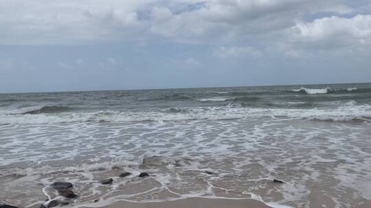 海浪拍打沙滩礁石