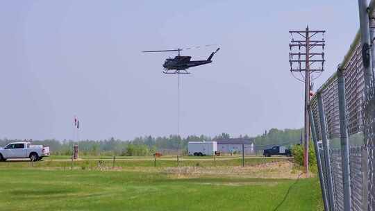 加拿大艾伯塔省机场盘旋和升空的黑色直升机