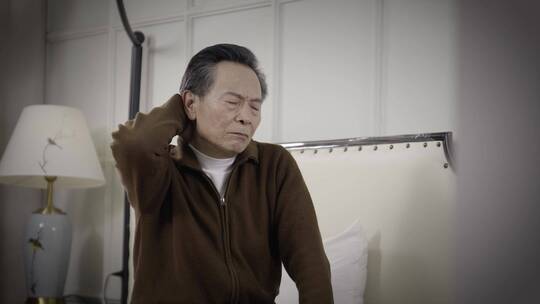 老年男士身体不舒服老年病脖子疼颈椎难受视频素材模板下载
