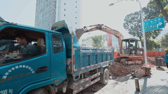 市政建设城市改造挖机装土渣土车视频素材模板下载