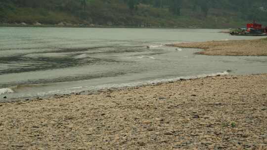 河水拍打鹅卵石江岸视频素材模板下载