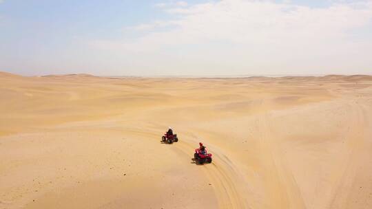 航拍两辆越野摩托车在沙漠上飞驰