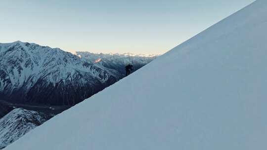 登山攀登雪山航拍