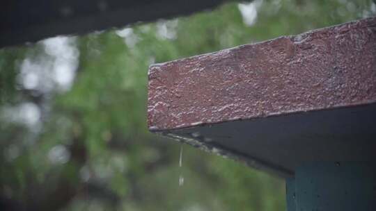 雨水落在屋檐上的慢镜头