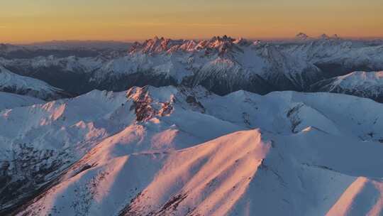 航拍雪山