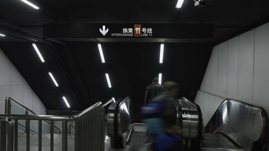 4K上海地铁11号线换乘指示牌人流视频素材模板下载