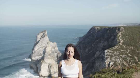 一个女人做山地姿势