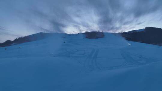 滑雪场人工造雪场景