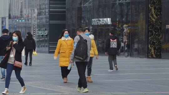 疫情下的成都街头行人戴口罩慢镜头