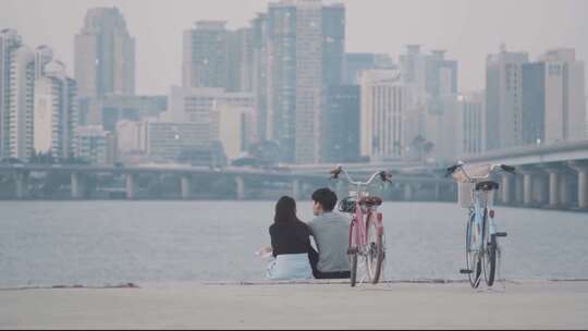 城市游玩 城市情侣 海边城市 美女骑车