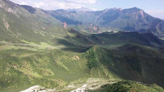 青海果洛州蓝天白云山峰航拍4k视频