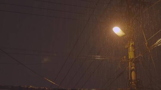 路灯下的雨水