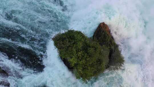 湍急的河流瀑布冲刷岩石