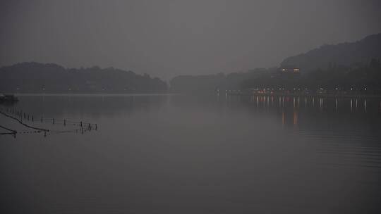 杭州西湖风景区大雾天视频素材模板下载