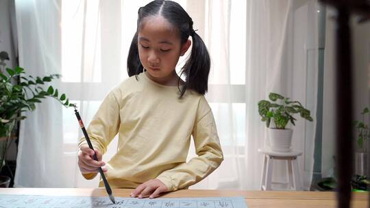 练习毛笔字的亚洲女孩视频素材模板下载