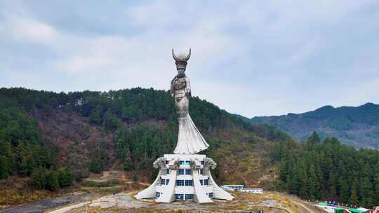 山地间民族风格巨型雕像