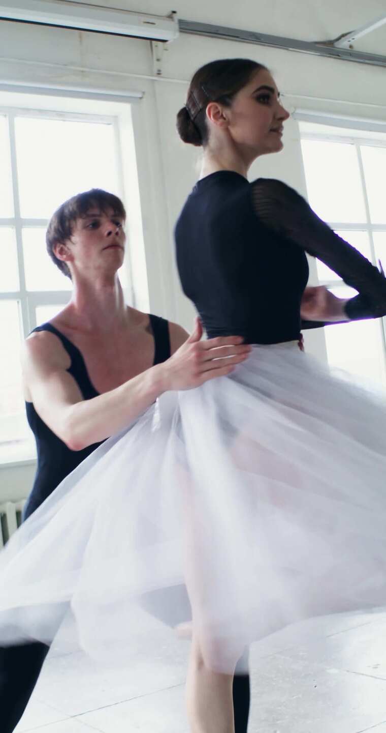 一男一女跳芭蕾舞