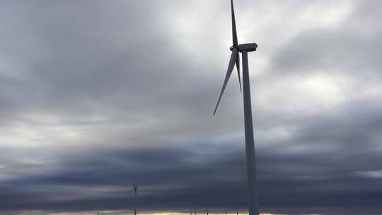 草原风车风力发电清洁能源