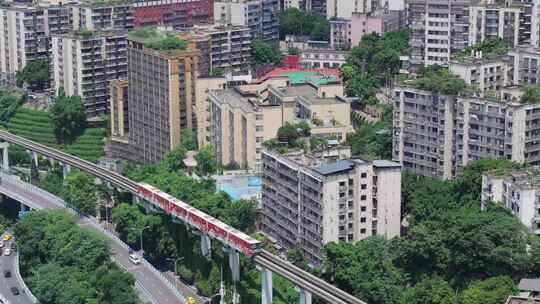 航拍重庆李子坝地铁轻轨穿楼嘉陵江两岸风光