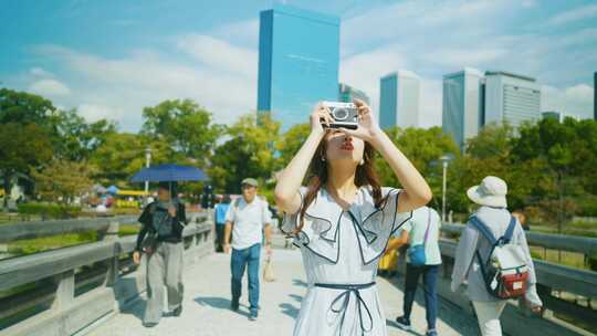美女逛公园拍照打卡吹泡泡日本大阪城公园