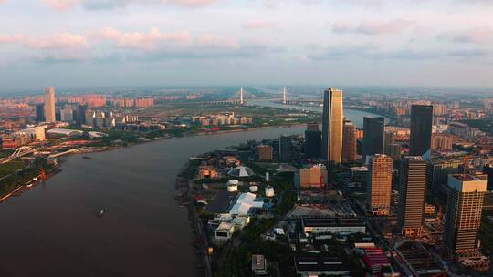 夕阳下的城市建筑