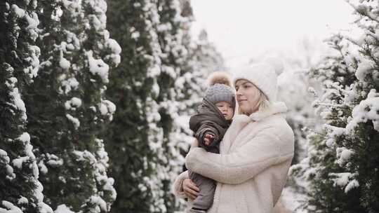 一位母亲在下雪时拥抱她的孩子