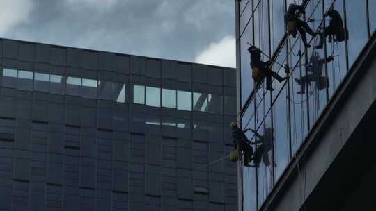 城市楼宇清洁高空作业蜘蛛人视频素材模板下载