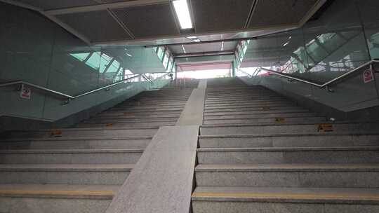 上楼梯出口步行地下通道走道地铁口视频素材模板下载