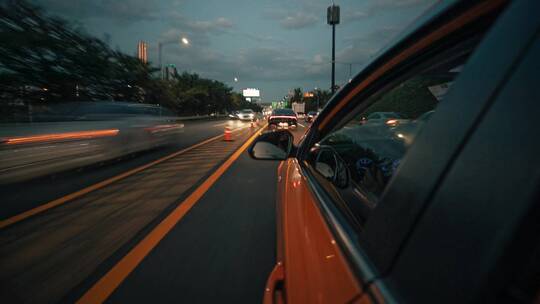 高速公路夜晚的交通延时视频素材模板下载