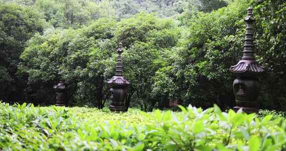 （慢镜）中国杭州永福寺下雨天