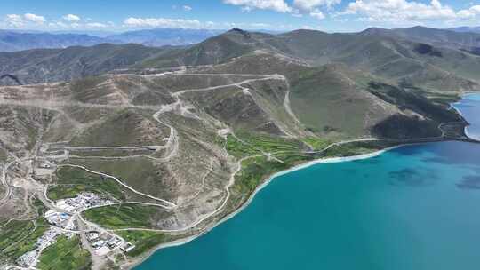 西藏羊卓雍措青稞田阳光照射下五彩斑斓风景