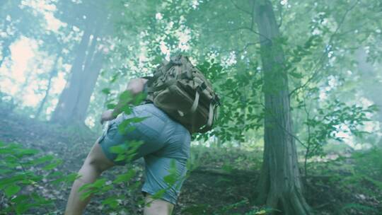 女人背着书包在森林里徒步旅行