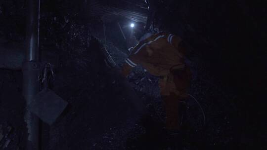 矿工在矿坑里行走00786520视频素材模板下载