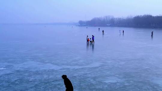 安全教育-冰面上玩耍的人群