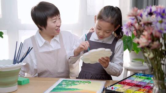 陪伴教导女儿绘画的中国母亲视频素材模板下载