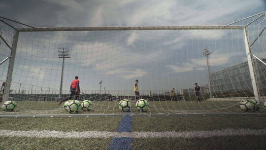 巴塞罗那青年队训练 守门员球门角度视频素材模板下载