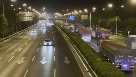 夜晚北京北四环公路行驶车辆