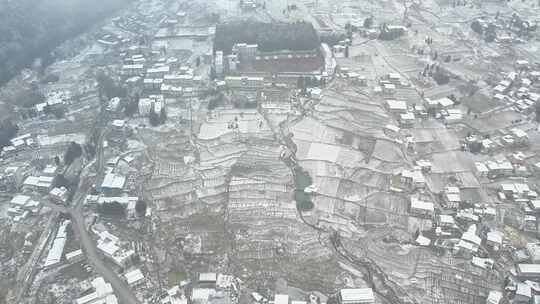 大自然寒潮冬天下雪的村庄田野航拍风景