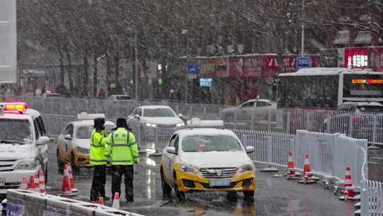 警察交警暴雪中的交通出租车站前沈阳大雪