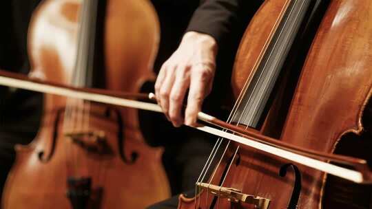 演奏大提琴手部特写素材