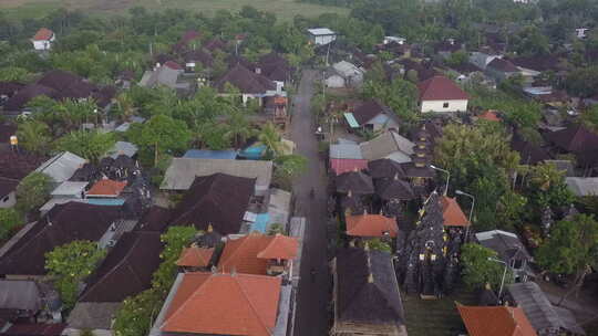 巴厘岛仓谷宁静的热带街道上的空中摩托车轨迹